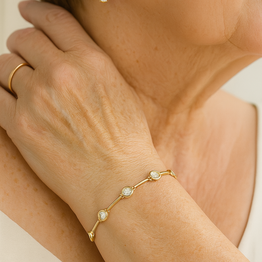 Elegant Bracelet With Zircons In Gold