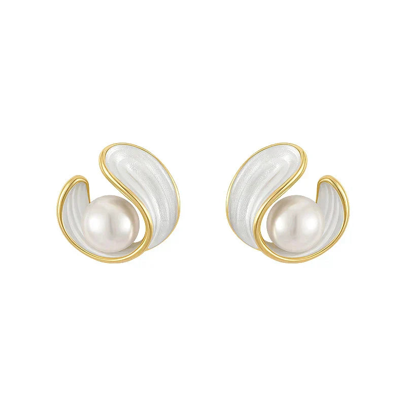 Romantic Gold Earring for Special Moments