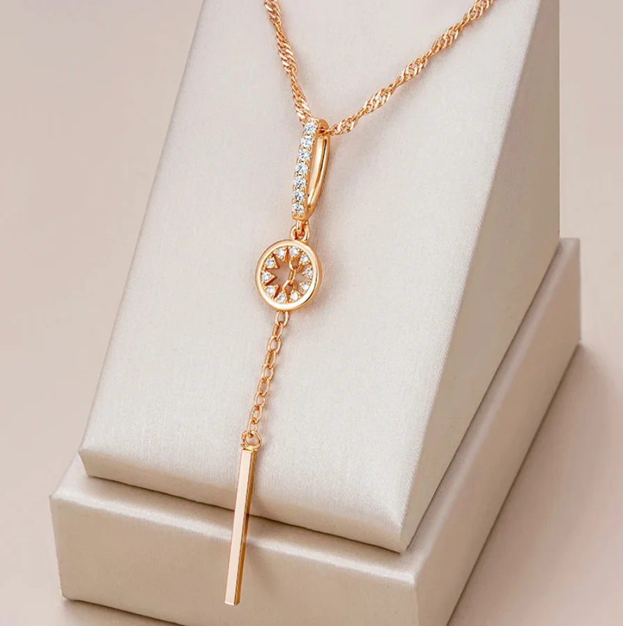 Elegant Rounded Crystal Necklace In Gold