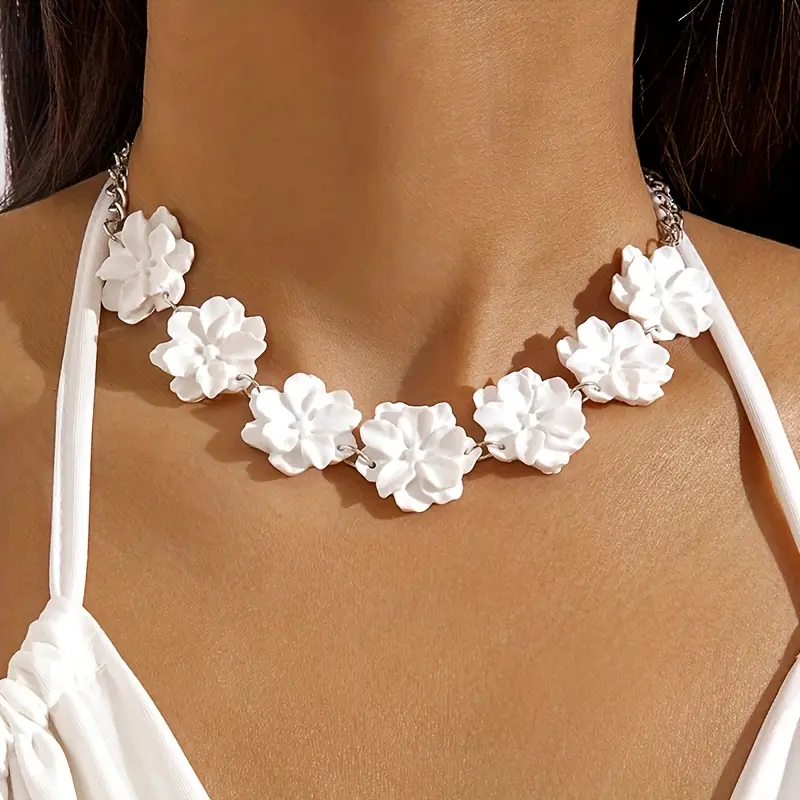 White Blossom Necklace