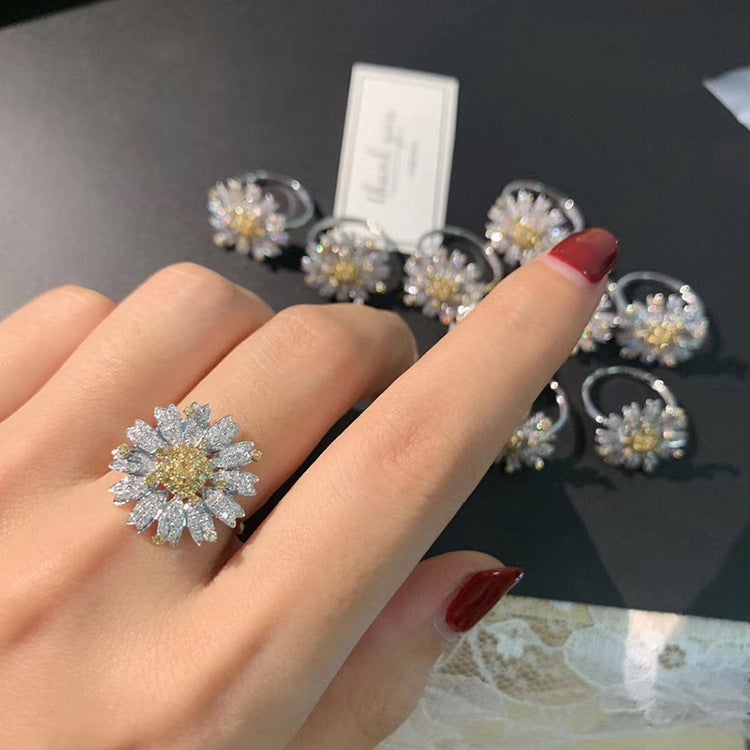 Elegant Daisy Ring