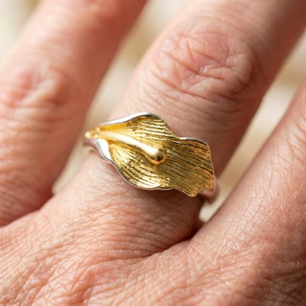 Elegant Gold Lotus Ring